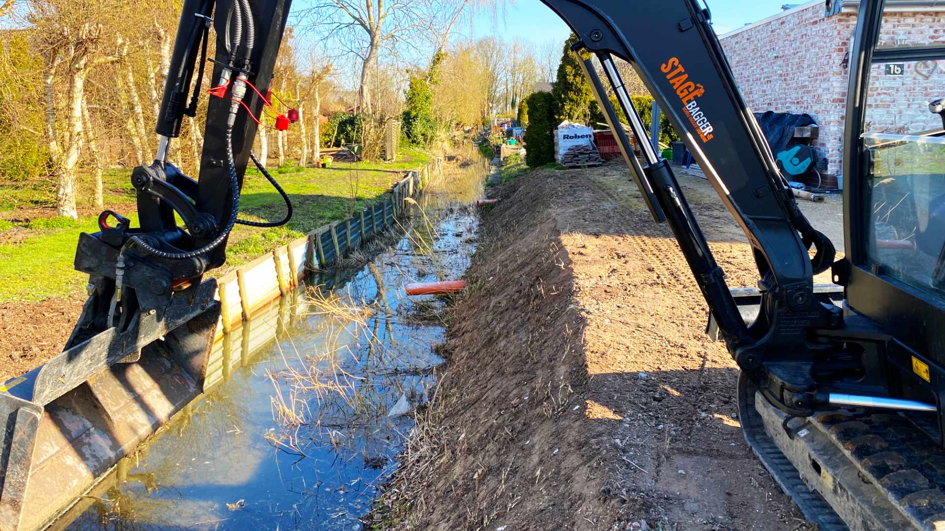Grabenaufreinigung -Entschlammen, Entkrauten und Grabenprofil Begradigung mit mobilen Baggern.