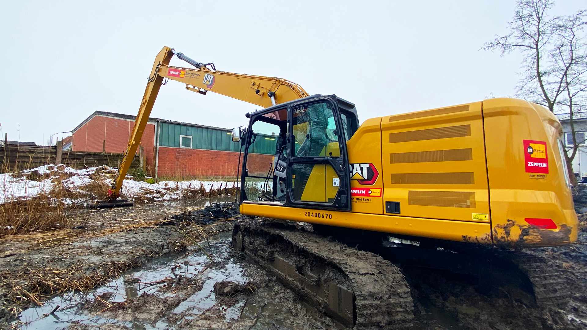 Mit dem Langarmbagger Grabenaufreinigung auch aus größerer Distanz möglich - Entkrauten und Entschlammen von Gräben und Gewässern. Stagebagger