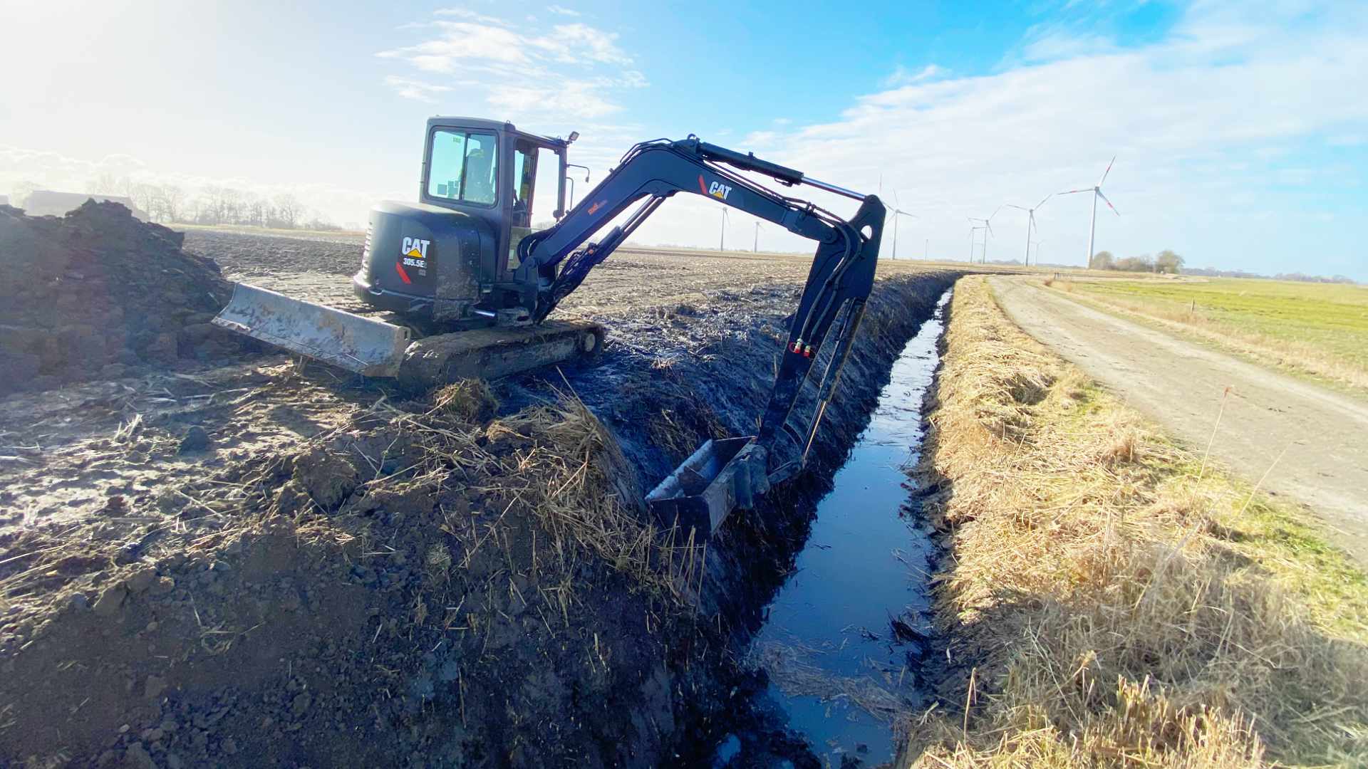Erstellung von neuen Grabenprofilen - Gewässerpflege mit mobilen Baggern: Stagebagger